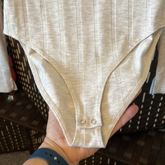 NWOT~Women’s Bodysuit Top Shirt Cream Color Size Medium Forever 21 - Picture 5 of 7